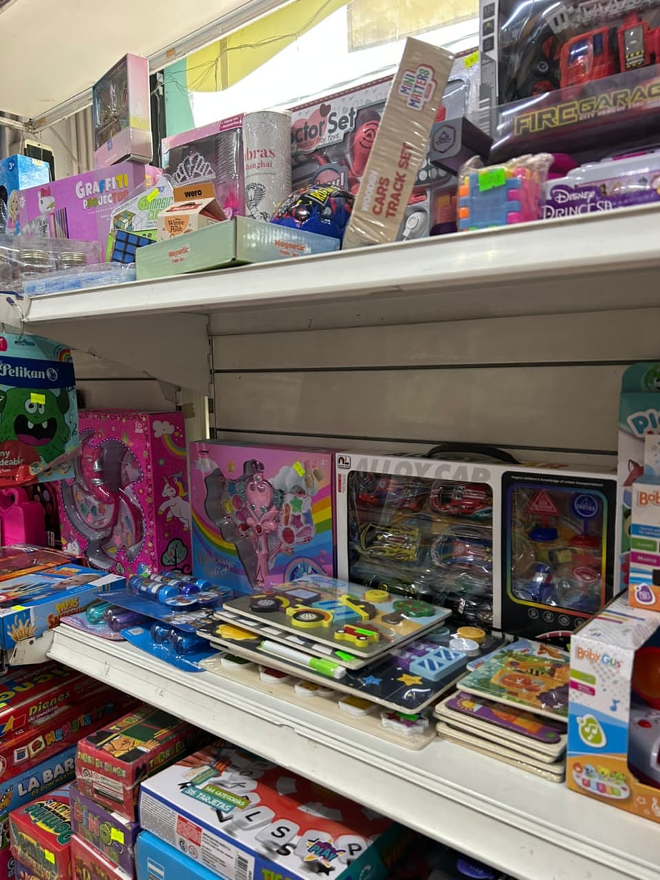 Juguetes y juegos infantiles en el local