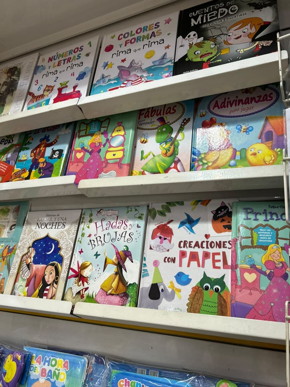 Libros infantiles exhibidos en las estanterías