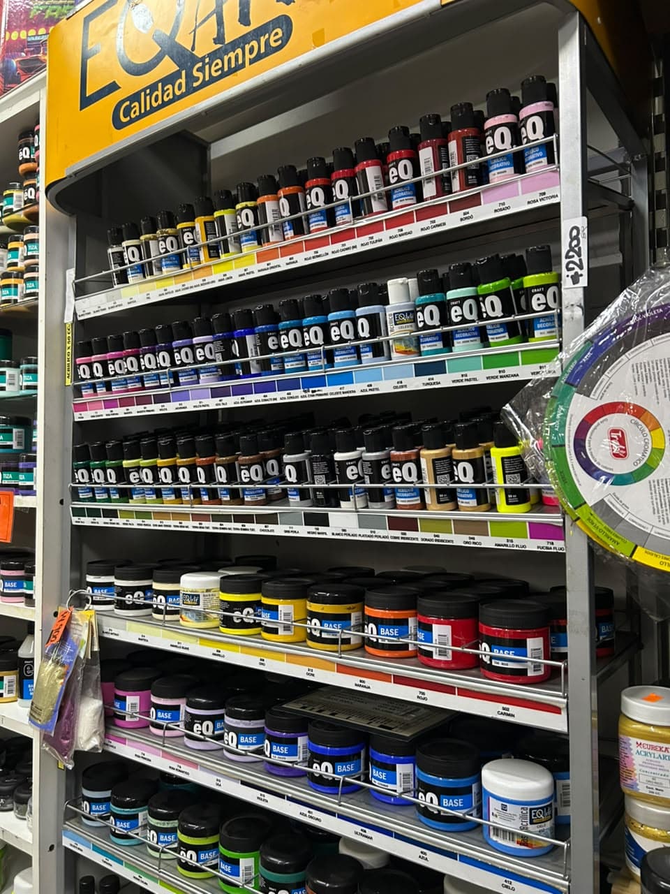 Pinturas y materiales artísticos en las estanterías de Librería Heidi